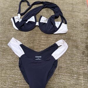 Sporty Black and White Bikini Set with Modern Design